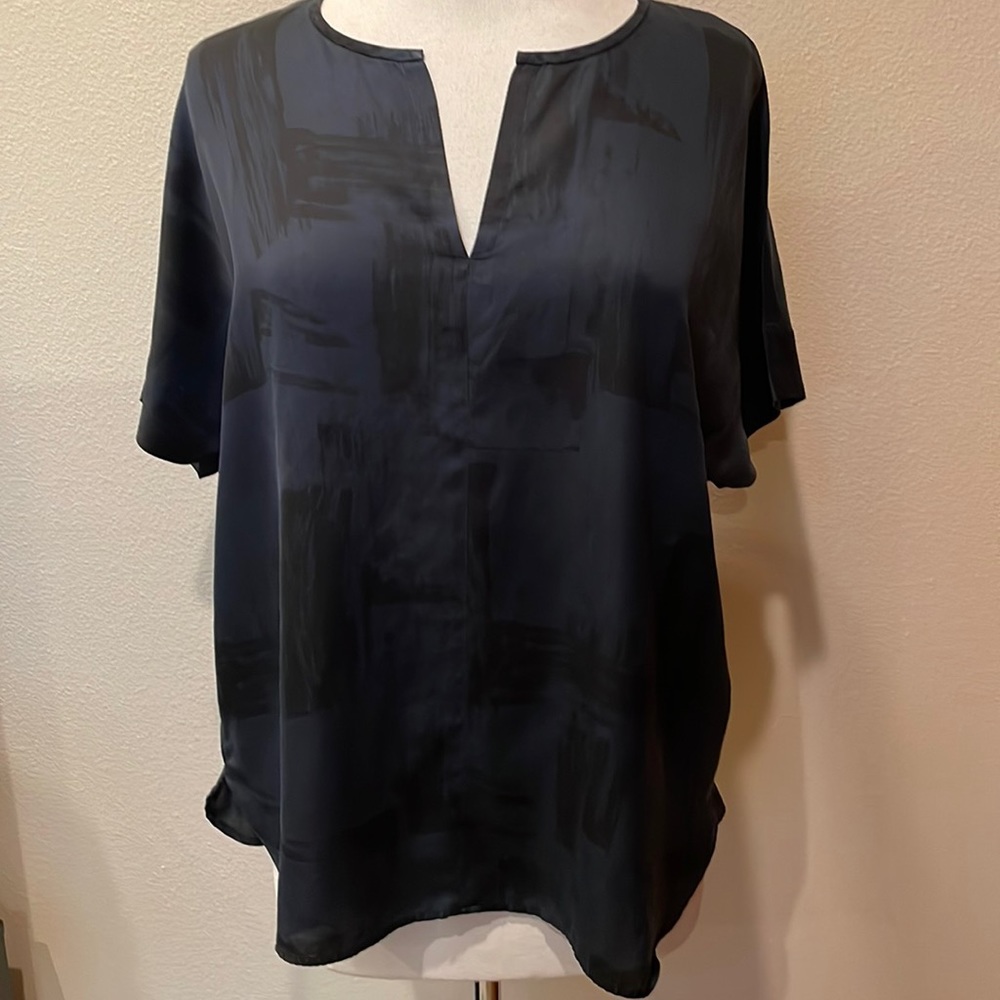 Eileen Fisher navy and black abstract silk top SP.